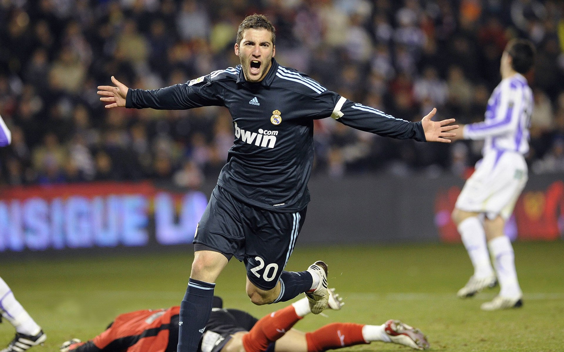 “2025世界运动会：四川省体育馆拳击赛场上演世界顶级拳手对决”